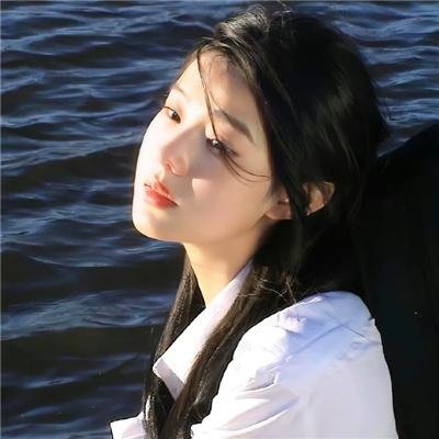 穿条纹衣的男孩